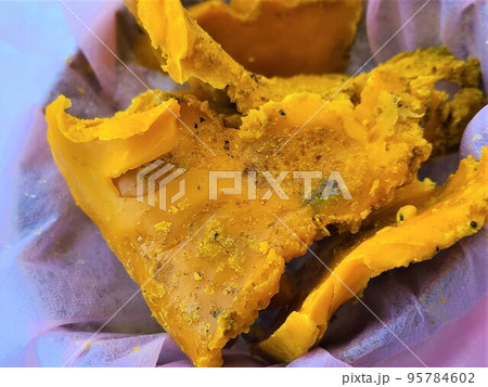 ミツロウブロックの生成 熱水より分離し半固形化したミツロウ ミツロウブロックの生成 熱水より分離し半固形化したミツロウ 95784602