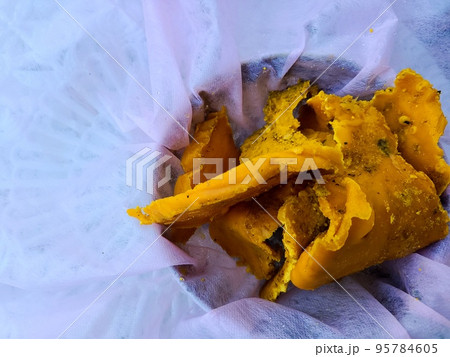 ミツロウブロックの生成 熱水より分離し半固形化したミツロウ ミツロウブロックの生成 熱水より分離し半固形化したミツロウ 95784605