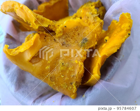 ミツロウブロックの生成 熱水より分離し半固形化したミツロウ ミツロウブロックの生成 熱水より分離し半固形化したミツロウ 95784607