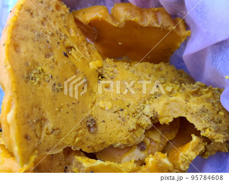 ミツロウブロックの生成 熱水より分離し半固形化したミツロウ ミツロウブロックの生成 熱水より分離し半固形化したミツロウ 95784608