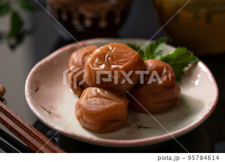 大粒の梅干し ( しそ漬け 紀州南高梅 ) 大粒の梅干し ( しそ漬け 紀州南高梅 ) 95784614