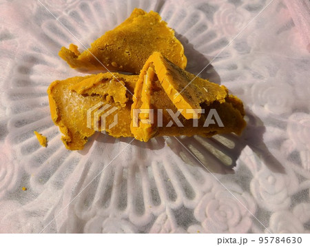 ミツロウブロックの生成　熱水より分離し半固形化したミツロウ 95784630