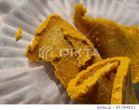 ミツロウブロックの生成　熱水より分離し半固形化したミツロウ 95784631