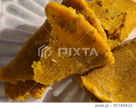 ミツロウブロックの生成　熱水より分離し半固形化したミツロウ 95784632