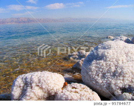 イスラエルの死海にある塩の結晶の写真素材 [95784677] - PIXTA