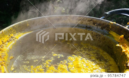 ミツロウブロック 巣蜜の搾りかすを熱水に溶かし込む ミツロウブロック 巣蜜の搾りかすを熱水に溶かし込む 95784747