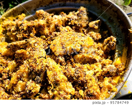 ミツロウブロック　巣蜜の搾りかすを熱水に溶かし込む 95784749