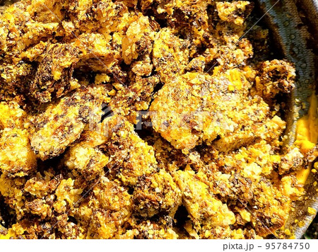 ミツロウブロック　巣蜜の搾りかすを熱水に溶かし込む 95784750