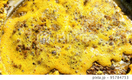 ミツロウブロック　巣蜜の搾りかすを熱水に溶かし込む 95784753