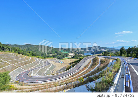 カーブが連続する山道のイメージ写真 カーブが連続する山道のイメージ写真 95784755