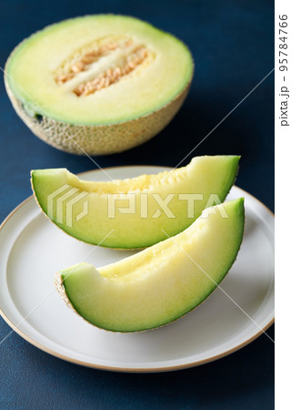 切り分けたアールスメロン 95784766