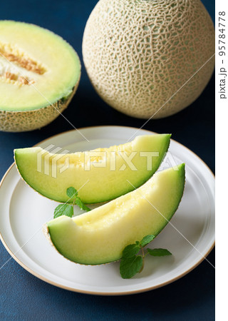 切り分けたアールスメロン 95784778