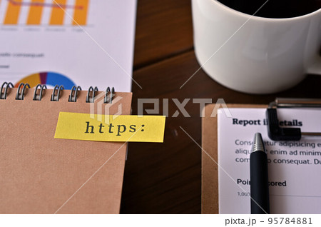https:と書かれた付箋とクリップボードとペン https:と書かれた付箋とクリップボードとペン 95784881