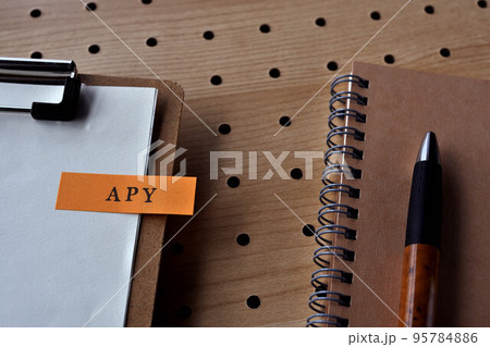 APYと書かれた付箋とクリップボードとペン 95784886