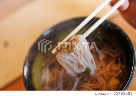八甲田山中で食べるきのこ津軽そば(青森県) 八甲田山中で食べるきのこ津軽そば(青森県) 95785005