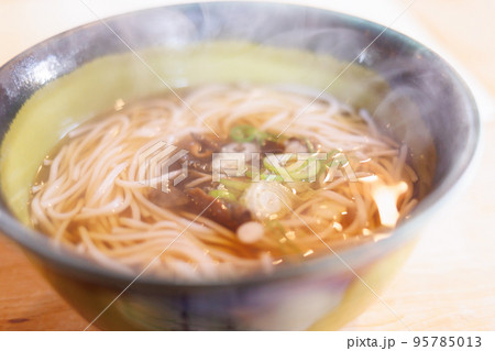 八甲田山中で食べるきのこ津軽そば(青森県) 八甲田山中で食べるきのこ津軽そば(青森県) 95785013