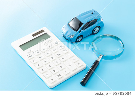 自動車と電卓　ブルーバック 95785084