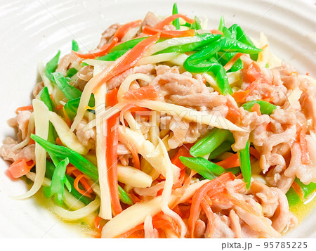 中国家庭料理・茭白三絲（マコモダケと彩り野菜の中華炒め） 95785225