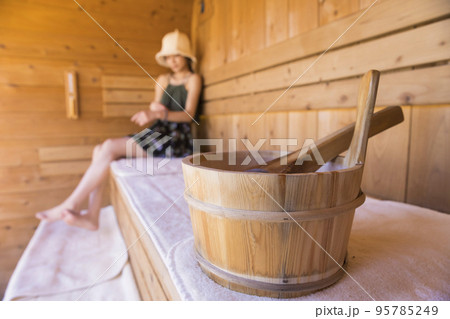 サウナに入るサウナ女子とサウナ桶 ロウリュ サウナに入るサウナ女子とサウナ桶 ロウリュ 95785249