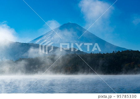 西湖の湖面から沸き立つ霧と富士山 95785330