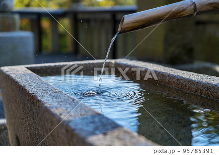 【京都府】清水寺の綺麗な水が流れる手水舎 95785391