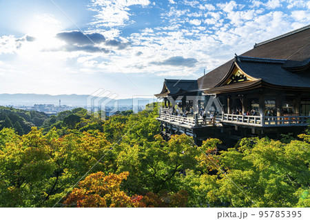 【京都府】ダイナミックな空が広がる清水寺 95785395