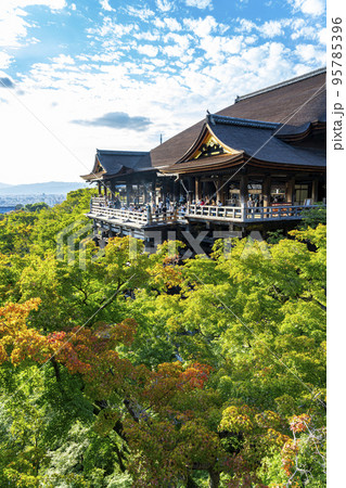 【京都府】ダイナミックな空が広がる清水寺 95785396