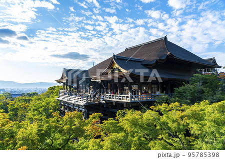 【京都府】ダイナミックな空が広がる清水寺 95785398