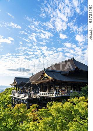 【京都府】ダイナミックな空が広がる清水寺 95785399