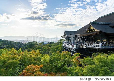 【京都府】ダイナミックな空が広がる清水寺 【京都府】ダイナミックな空が広がる清水寺 95785403
