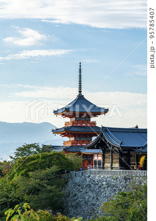【京都府】穏やかな時間が流れる清水寺の三重塔 【京都府】穏やかな時間が流れる清水寺の三重塔 95785407