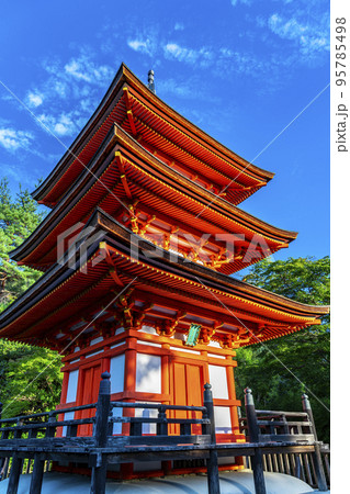 【京都府】豊かな自然に囲まれた鮮やかな朱色の子安塔 95785498