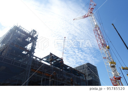 大規模建設現場とタワークレーン（逆光） 95785520
