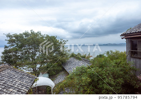 香川県多度津町高見島　民家越しの海 95785794