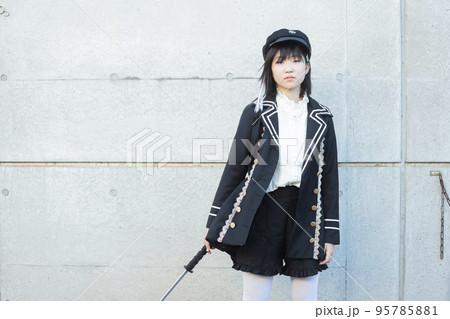 刀を構える女性 ハロウィンコスプレイメージ 刀を構える女性 ハロウィンコスプレイメージ 95785881