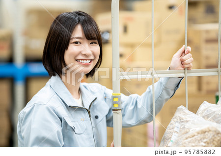 配送センターで作業する女性スタッフ 配送センターで作業する女性スタッフ 95785882