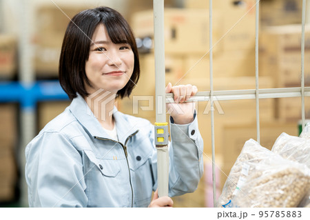 配送センターで作業する女性スタッフ 配送センターで作業する女性スタッフ 95785883