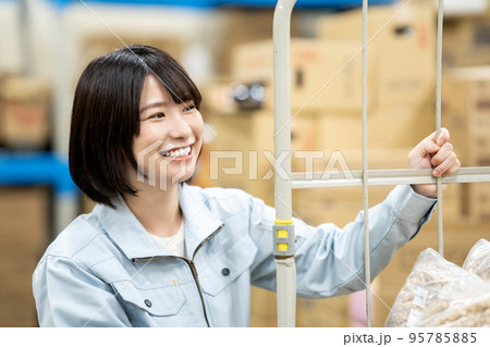配送センターで作業する女性スタッフ 配送センターで作業する女性スタッフ 95785885