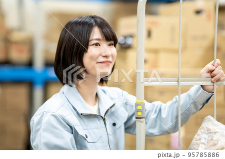 配送センターで作業する女性スタッフ 配送センターで作業する女性スタッフ 95785886