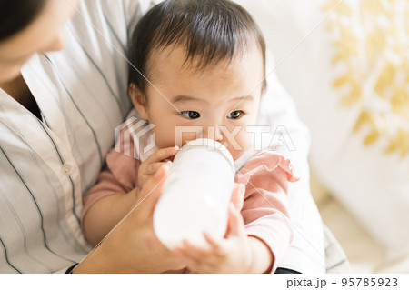 ミルクを飲む赤ちゃんとママ 95785923