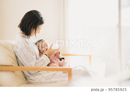 ミルクを飲む赤ちゃんとママ 95785925