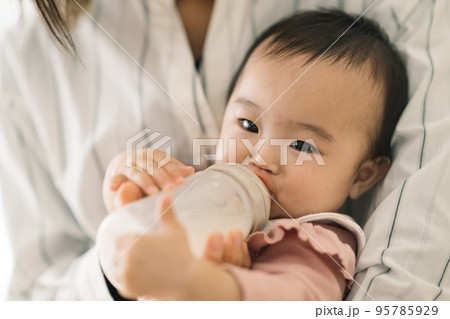 ミルクを飲む赤ちゃんとママ 95785929