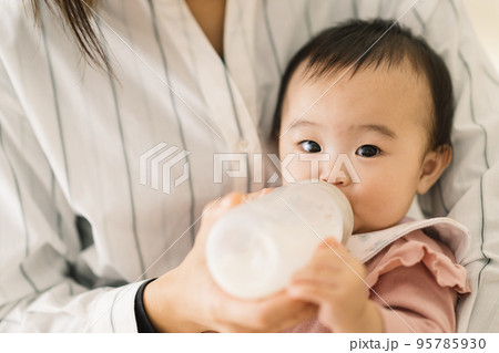 ミルクを飲む赤ちゃんとママ 95785930