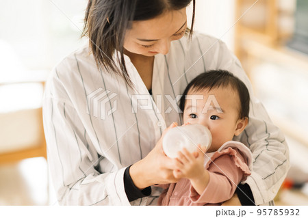 ミルクを飲む赤ちゃんとママ 95785932