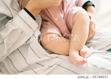 赤ちゃんの脚と抱き抱えるママ 赤ちゃんの脚と抱き抱えるママ 95786037