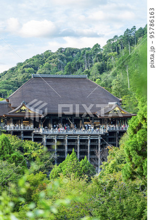 【京都府】豊かな自然に囲まれた清水寺の本堂 【京都府】豊かな自然に囲まれた清水寺の本堂 95786163