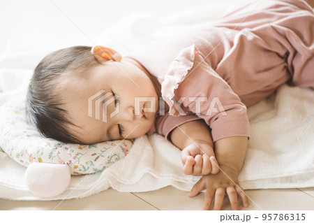 タオルに横になる赤ちゃん タオルに横になる赤ちゃん 95786315