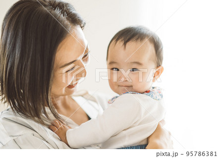 笑顔の赤ちゃんとママ・子育てイメージ 笑顔の赤ちゃんとママ・子育てイメージ 95786381