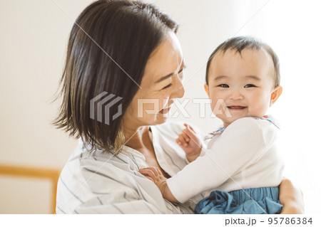 笑顔の赤ちゃんとママ・子育てイメージ 95786384