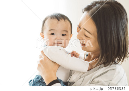 笑顔の赤ちゃんとママ・子育てイメージ 95786385